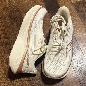 Saucony WOMEN'S RIDE 18 Vanilla Size 6